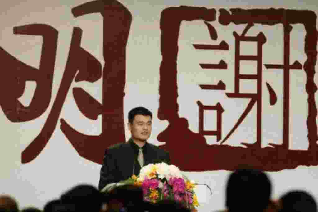 “Hoy me retiro, pero a la vez que una puerta se cierra, otra gradualmente se va abriendo”, dijo Yao Ming en un discurso que pronunció en Shanghái, China.