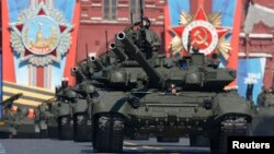 El desfile militar sin precedente en Sebastopol, en Crimea, estuvo precedido por otro en la Plaza Roja de Moscú.