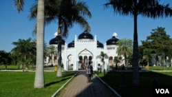 Masjid Besar Baiturrahman, salah satu dari beberapa bangunan di Banda Aceh yang tetap kokoh saat terjadinya tsunami tahun 2004 (Foto: dok).