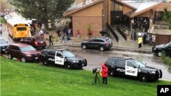 Polisi mengamankan lokasi terjadinya penembakan di STEM School Highlands Ranch yang terletak di selatan Denver, Colorado, Selasa (7/5).