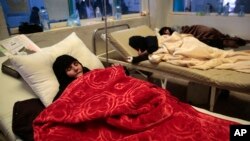 Women are treated for a suspected cholera infection at a hospital in Sana'a, Yemen, May. 15, 2017.