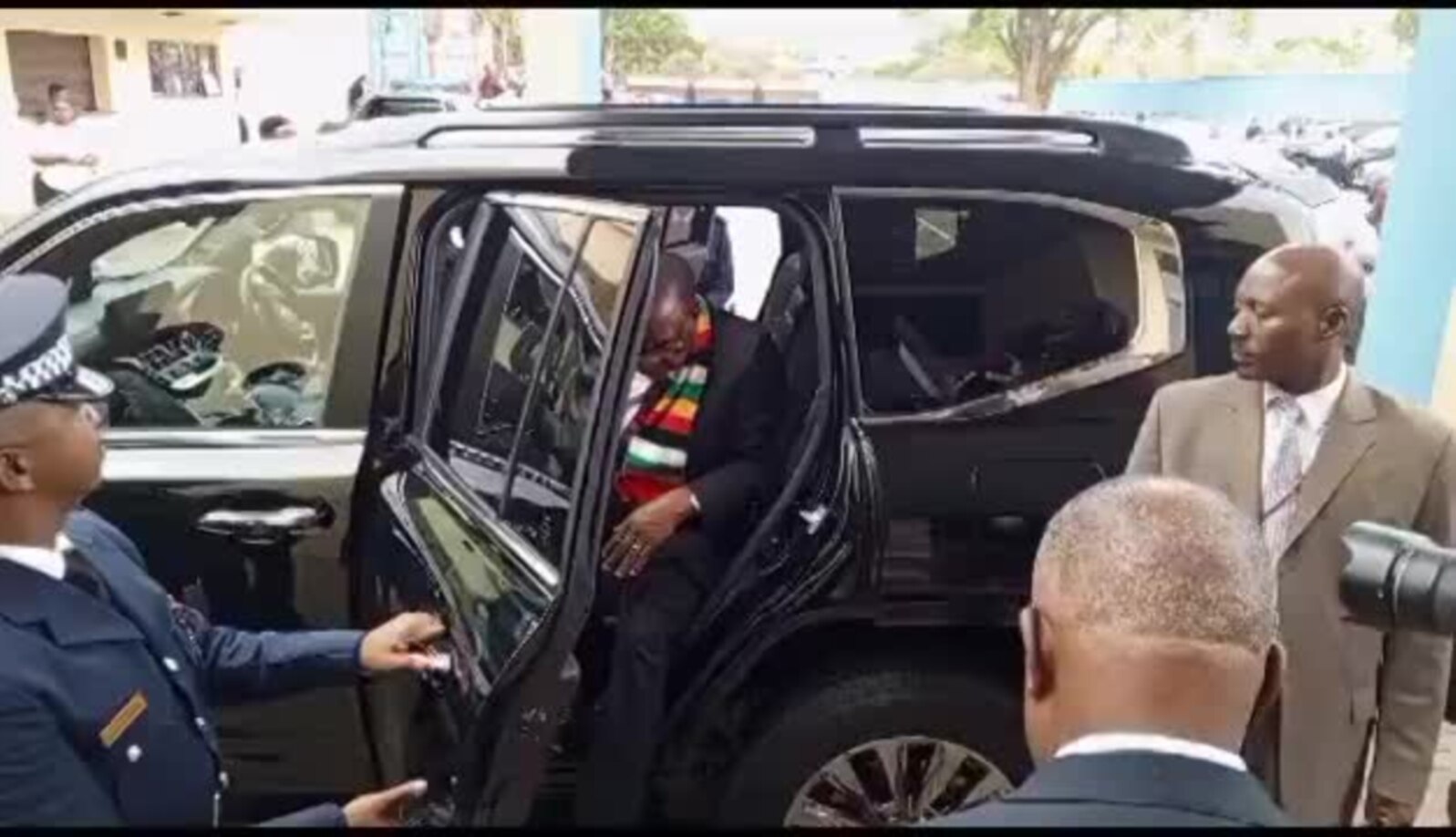 Mutungamiri wenyika VaEmmerson Mnangagwa vachisvika muNational Stadium kuBotswana pakugadzwa KwaVaDuma Boko kuti vatungamire Botswana.
