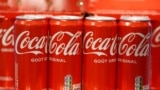 Latas de Coca-Cola se exhiben en un estante en un supermercado en Le Bourget, cerca de París, Francia, el 29 de enero de 2025. 