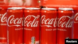 Latas de Coca-Cola se exhiben en un estante en un supermercado en Le Bourget, cerca de París, Francia, el 29 de enero de 2025. 