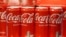 Latas de Coca-Cola se exhiben en un estante en un supermercado en Le Bourget, cerca de París, Francia, el 29 de enero de 2025. 