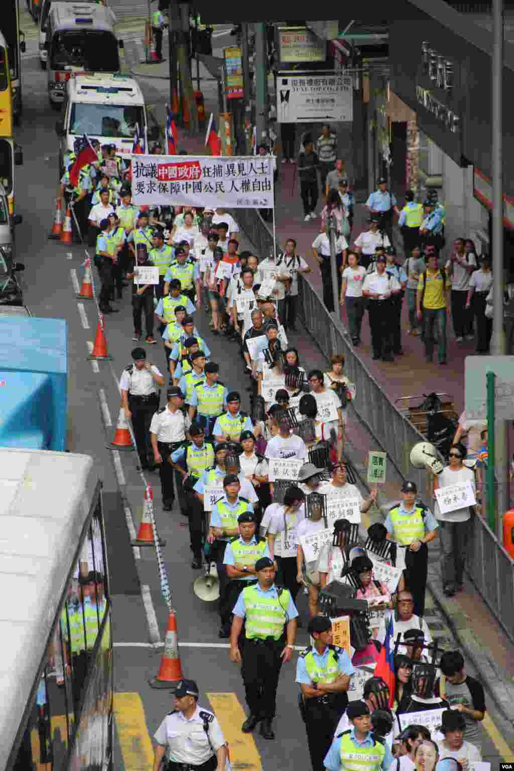 香港支联会等团体十一游行要求中共保障公民人权(美国之音海彦拍摄) 