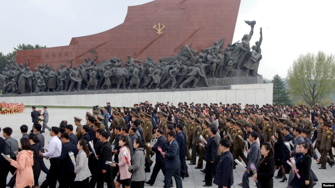 Warga Korea Utara memperingati HUT Militer negara itu yang ke-85, Selasa (25/4). 