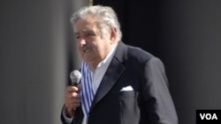 Hoy el presidente Mujica, a un año de gestión, mantiene una alta popularidad que supera el 50% según encuestas privadas.