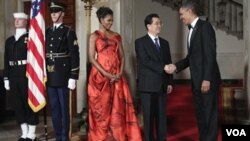 La primera dama Michelle Obama y el presidente Barrack Obama, dan la bienvenida a la cena de estado al presidente de China, Hu Jintao.