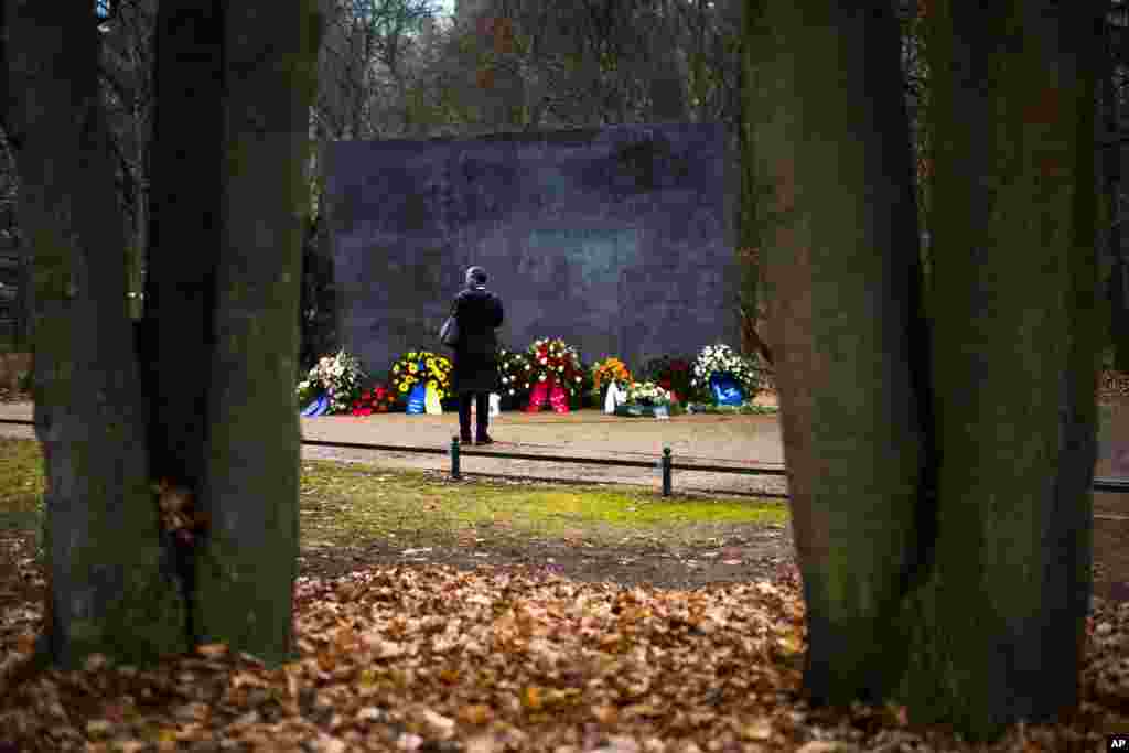 اینجا بنای یادبود برای قربانیان همجنسگرا‌ در شهر برلین است. دولت آلمان نازی در زمان هیتلر افراد همجنسگرا را از بین می‌برد. روز ۲۷ ژانویه، یاد قربانیان هولوکاست گرامی داشته می‌شود. 
