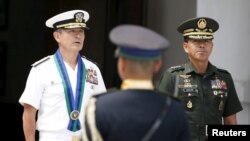 Tư lệnh Thái Bình Dương của Hoa Kỳ, Đô đốc Harry Harris, được Tổng tham mưu Lực lượng vũ trang Philippines Hernando Iriberi tiếp đón tại Trại Aguinaldo ở Quezon City, ngày 26/8/2015