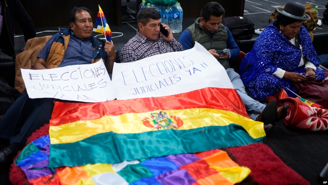 Seguidores del expresidente Evo Morales, captados el 29 de enero de 2024, en uno de los bloqueos de carreteras en todo el país en reclamos por el fallo judicial que impide a Morales correr por la reelección en 2025.