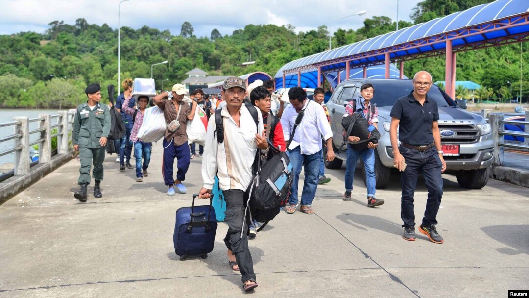 A group of Myanmar migrant workers cross the border between Thailand and Myanmar near the Thai port city of Ranong, July 3, 2017.