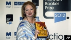 Hilary Mantel, pemenang Man Booker Prize for Fiction 2012, dengan bukunya 'Bring up the Bodies' di London. (Foto: Dok)