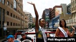 Zozibini Tunzi, miss Univers, et Sasha-Lee Olivier, miss Afrique du Sud, saluent leurs fans à Johannesburg le 13 février 2020.