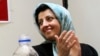 ARCHIVO - La destacada activista iraní de derechos humanos Narges Mohammadi durante una reunión sobre los derechos de las mujeres en Teherán, Irán, el 3 de julio de 2008.