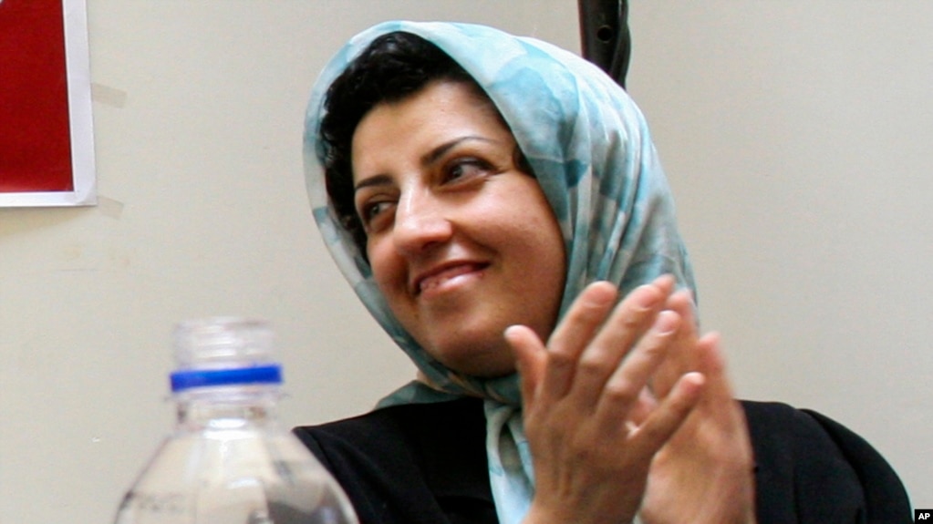 ARCHIVO - La destacada activista iraní de derechos humanos Narges Mohammadi es vista en una reunión sobre los derechos de las mujeres en Teherán, Irán, el 3 de julio de 2008.