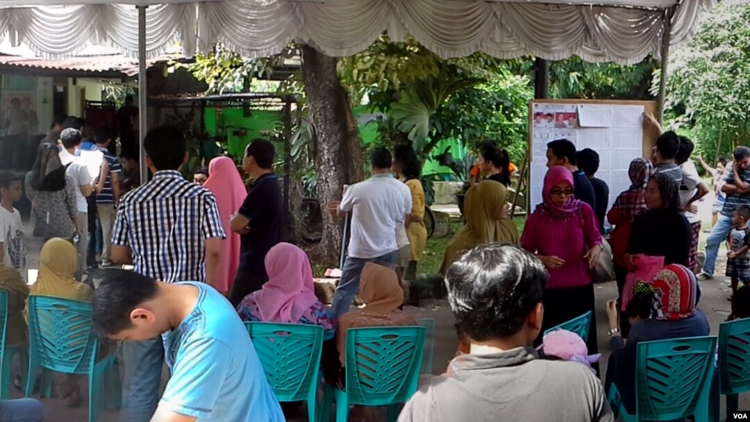 Suasana di salah satu TPS di kawasan Pancoran Mas, Depok, 9 Juli 2014 (Foto: VOA/Alina Mahamel)