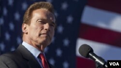 El gobernador de California, la ex estrella de Hollywood, Arnold Schwarzenegger, entrega el gobierno de California.