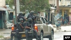 牙买加警方在金斯敦部分地区巡逻