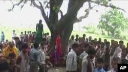 Warga desa Katra di negara bagian Uttar Pradesh, India, berkumpul di sekitar jenazah dua gadis bersaudara yang ditemukan tewas tergantung di pohon, 29 Mei 2014 lalu (Foto: dok). 