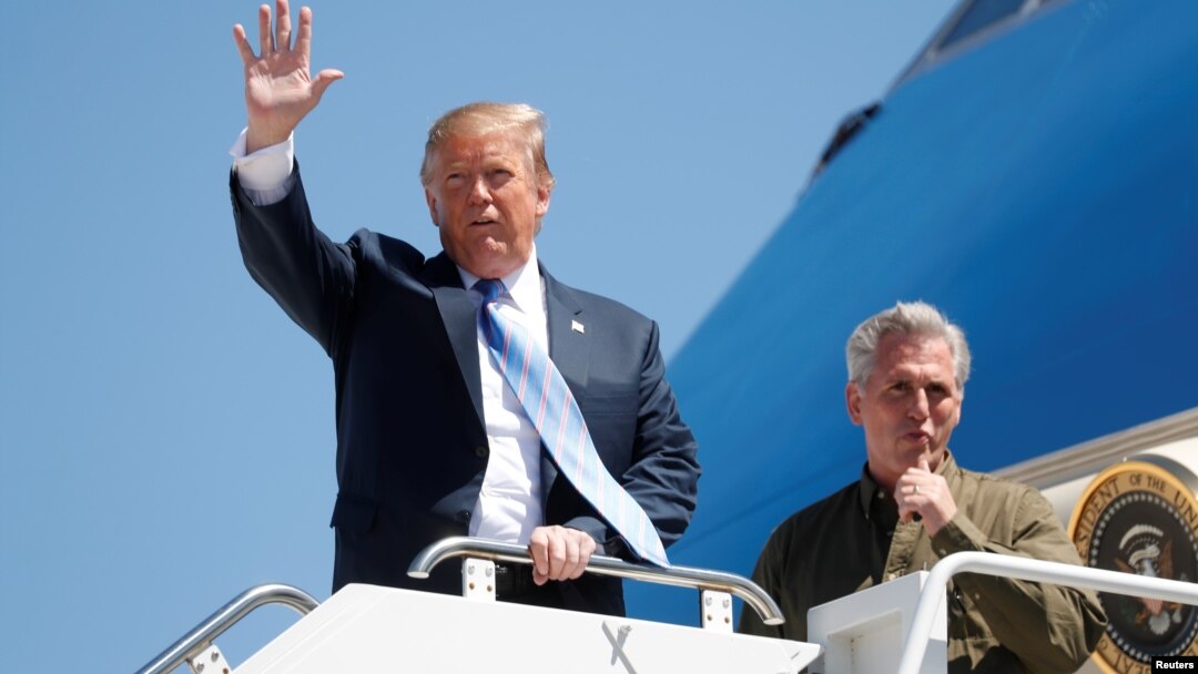 Presiden AS Donald Trump saat mendarat di fasilitas militer El Centro di California, Jumat (5/4).