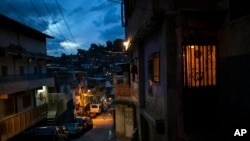 Una calle se oscurece mientras se pone el sol en el barrio en Caracas, Venezuela. (ARCHIVO)