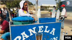 Marilín Luján, es una vendedora de bebidas dulces en Maracaibo, Venezuela [Foto: Gustavo Ocando Alex, VOA].