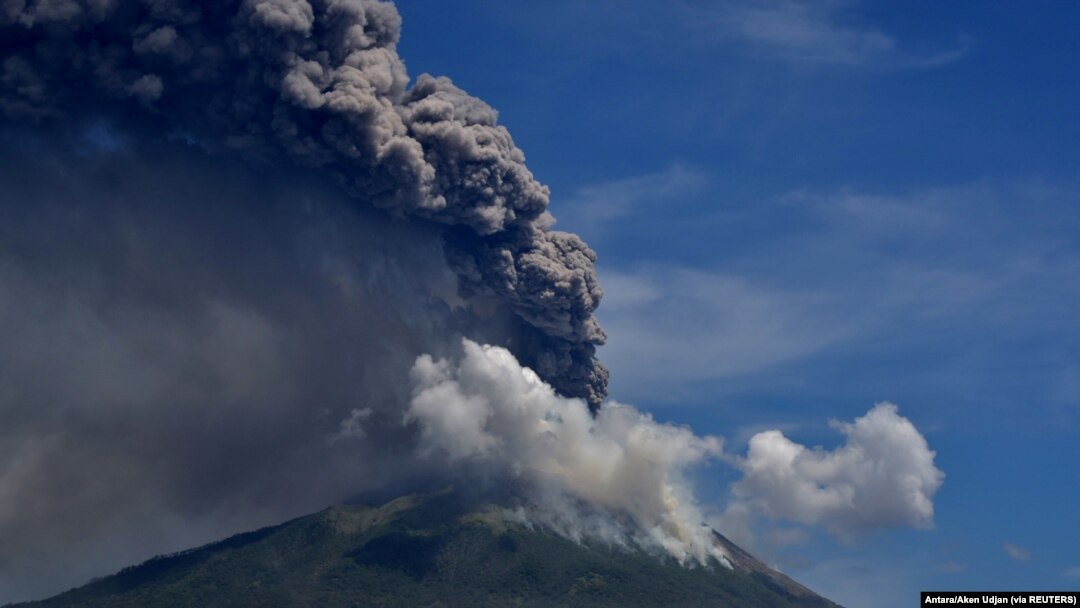 Letusan Gunung Ili Lewotolok terlihat di Lembata, Provinsi Nusa Tenggara Timur, 29 November 2020. (Foto: Antara/Aken Udjan via Reuters)