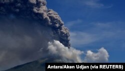 Letusan Gunung Ili Lewotolok terlihat di Lembata, Provinsi Nusa Tenggara Timur, 29 November 2020. (Foto: Antara/Aken Udjan via Reuters)