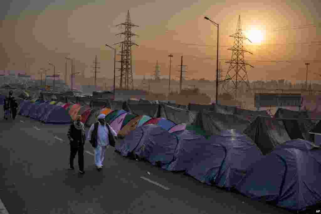 인도 정부의 농업개혁법에 반대하는 농민들이 델리-유타르 국경 고속도로에서 텐트를 치고 시위하고 있다. 
