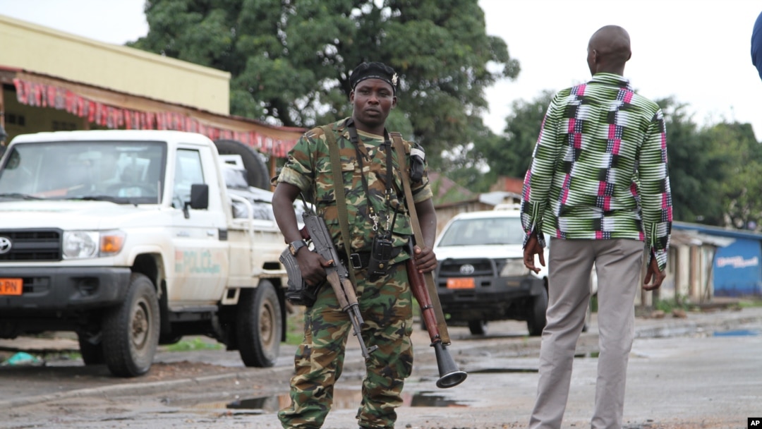 Tentara Burundi dengan senjata dan peluncur roket berjaga-jaga di sebuah jalan di Bujumbura, Burundi (8/11). 
