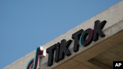 ARCHIVO - El logotipo de TikTok se ve en su edificio en Culver City, California, el 11 de marzo de 2024.