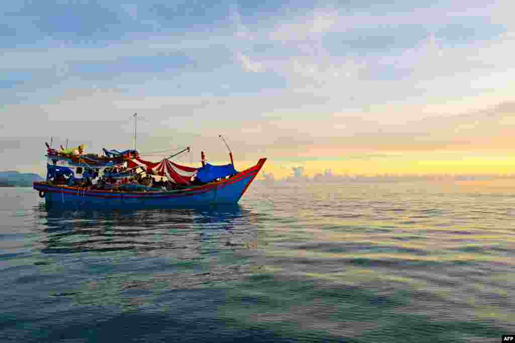 A boat carrying Rohingya refugees, sails ashore off the coast of Labuhan Haji in Southern Aceh province.&nbsp;Indonesia will rescue more than 100 Rohingya refugees on Oct. 24 after their boat languished for days off the country&#39;s western coast, local officials told AFP.&nbsp;