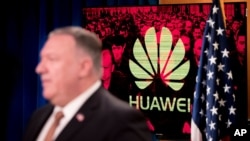 美國國務卿邁克·蓬佩奧講話時在他身後顯示的“華為”標誌