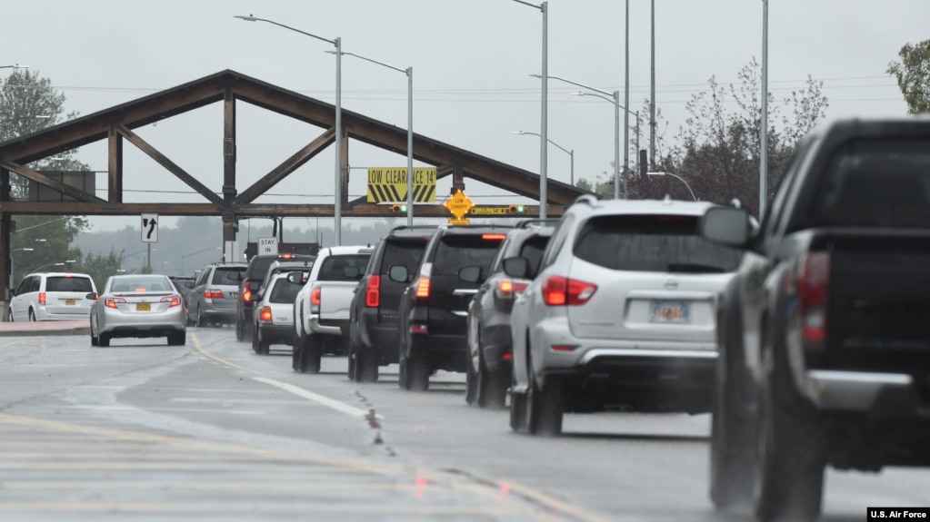 资料照片:停在美国阿拉斯加州一个军事基地前的汽车。