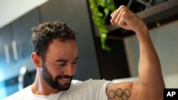 Fernando Dayán Jorge enseña su tatuaje olímpico en su bíceps antes de una sesión de entrenamiento antes de participar en los Juegos Olímpicos de París 2024 el miércoles 26 de junio del 2024.