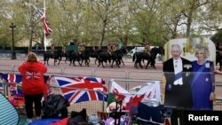 Ljudi na ulicama Londona uoči krunisanja. 5.maj, 2023. (Foto: REUTERS/Kevin Coombs)