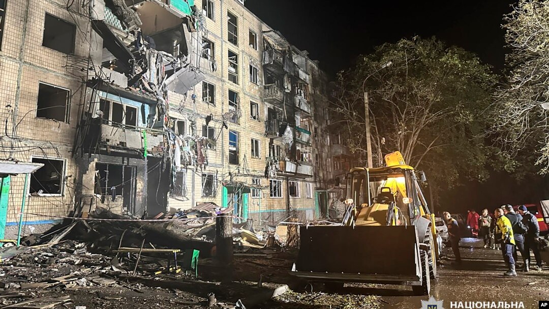 Ljudi se okupljaju ispred zgrade oštećene u ruskom napadu na stambenu zgradu u Harkovu, Ukrajina, 2. oktobra 2024.