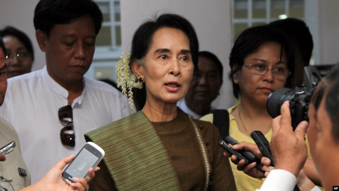 Pemimpin oposisi Myanmar Aung San Suu Kyi berbicara kepada jurnalis di Rangoon (foto: dok).