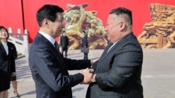 2026년 10월 24일 중국 랴오닝성 단둥의 항미원조기념관을 방문한 김정은 북한 국무위원장이 왕후닝 중국 인민정치협상회의(정협) 전국위원회 의장과 악수를 하고 있다.