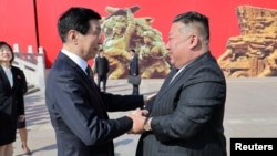 2026년 10월 24일 중국 랴오닝성 단둥의 항미원조기념관을 방문한 김정은 북한 국무위원장이 왕후닝 중국 인민정치협상회의(정협) 전국위원회 의장과 악수를 하고 있다.
