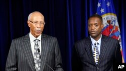美國密西根州的底特律市長戴夫賓(左),星期四與聘請的一名財政經理開新聞發佈會。
