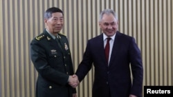 Bộ trưởng Quốc phòng Trung Quốc Lý Thượng Phúc bắt tay Bộ trưởng Quốc phòng Nga Sergei Shoigu tại hội nghị an ninh quốc tế Moscow lần thứ 11 ở Moscow, ngày 15/8/2023.