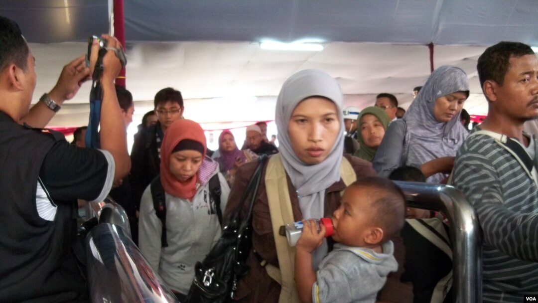 Antrian para pemudik di Stasiun Pasar Senen, Jakarta, menjelang Lebaran.