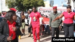 Sachigaro wevechidiki muMDC-T, Va Happymore Chidziva, vanoti vakarohwa zvakawomarara nemasoja neMuvhuro manheru mu Harare.