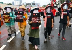 Kelompok petani ikut serta dalam aksi unjuk rasa menolak RUU omnibus law di luar gedung DPR RI di Jakarta, 16 Juli 2020.