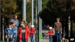 Familias españolas aprovechan que a partir del domingo, a los niños de menos de 14 años se les permitió salir a la calle a jugar después de seis semanas de confinamiento.