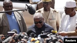 Ibrahim Boubacar Keïta s'adresse aux journalistes devant l'hôtel Radisson de Bamako, le 21 novembre 2015. (REUTERS/Joe Penney)