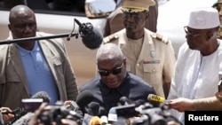 Ibrahim Boubacar Keïta s'adresse aux journalistes devant l'hôtel Radisson de Bamako, le 21 novembre 2015. 